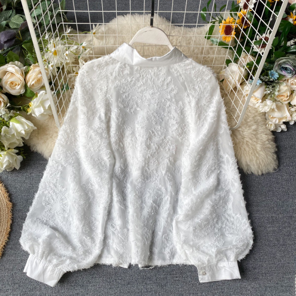 Modern női ing fehér, bézs és fekete szalaggal és gombokkal