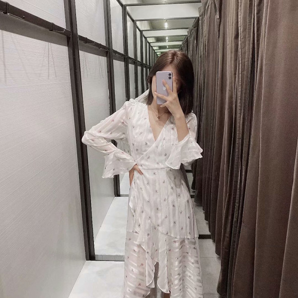 Kivágott aszimmetrikus női ruha fürtökkel és mély dekoltázssal, fehér színben