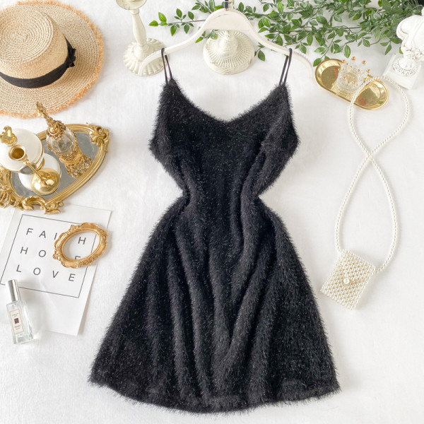 Modern női ruha vékony pántokkal és rojtokkal fekete színben