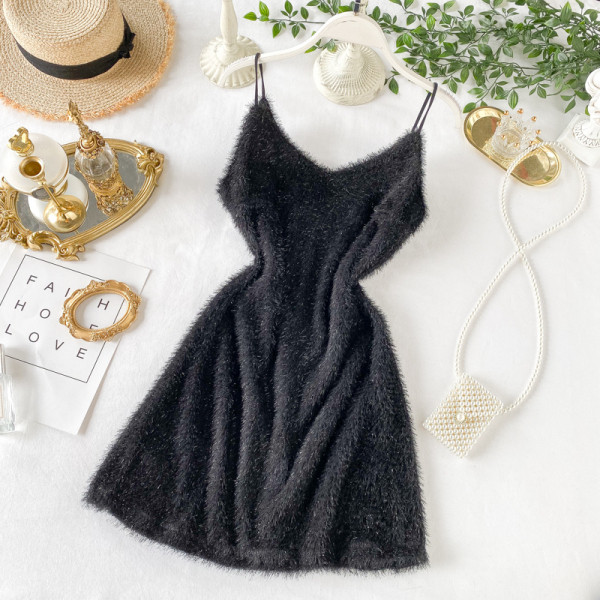 Modern női ruha vékony pántokkal és rojtokkal fekete színben