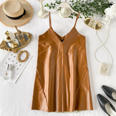 Divatos női felső vékony pántokkal és spitz nyakkivágással műbőrből, négy színben