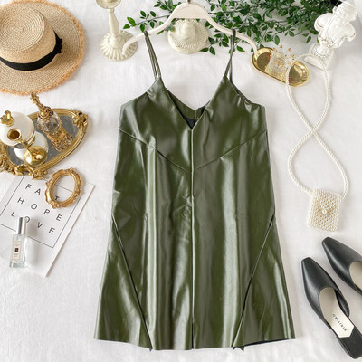 Divatos női felső vékony pántokkal és spitz nyakkivágással műbőrből, négy színben