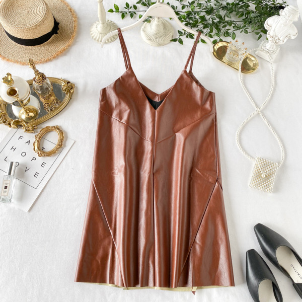 Divatos női felső vékony pántokkal és spitz nyakkivágással műbőrből, négy színben