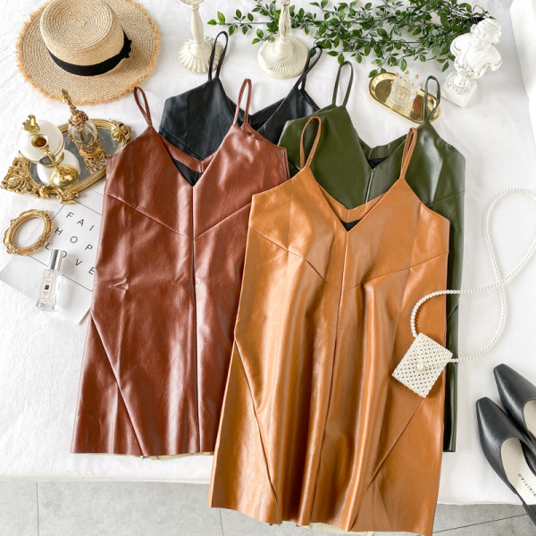 Divatos női felső vékony pántokkal és spitz nyakkivágással műbőrből, négy színben