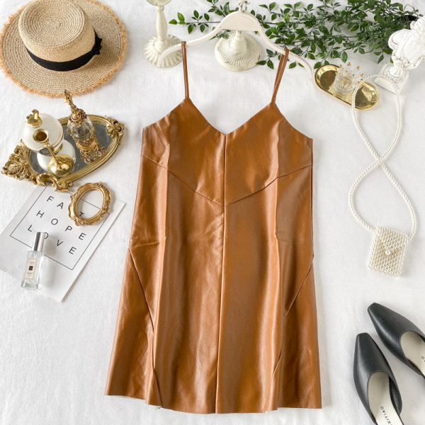 Divatos női felső vékony pántokkal és spitz nyakkivágással műbőrből, négy színben