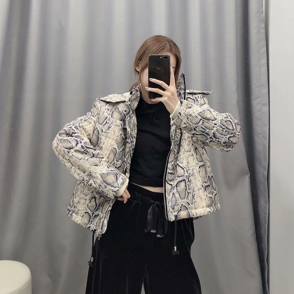 Rövid őszi-téli kabát fehér színben, kígyómintával, cipzárral és kapucnival