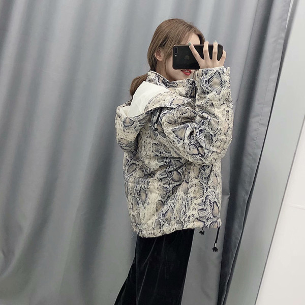 Rövid őszi-téli kabát fehér színben, kígyómintával, cipzárral és kapucnival