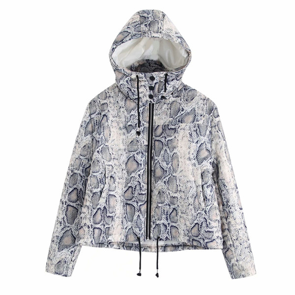 Rövid őszi-téli kabát fehér színben, kígyómintával, cipzárral és kapucnival