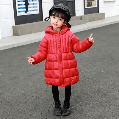 Gyermek hosszú kabát lányoknak fekete és piros színben gombokkal és kapucnival