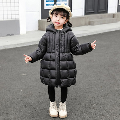 Gyermek hosszú kabát lányoknak fekete és piros színben gombokkal és kapucnival