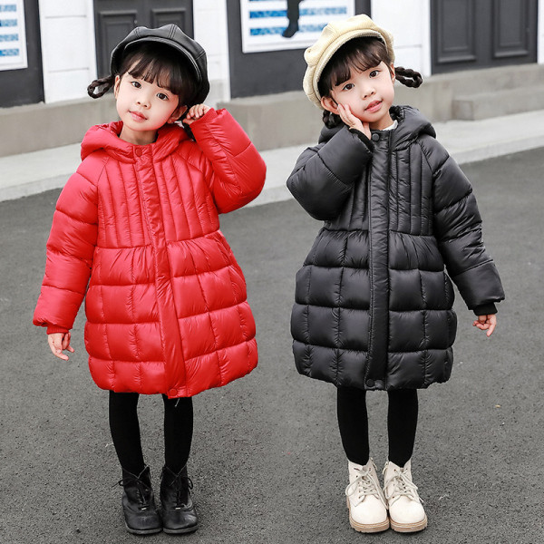 Gyermek hosszú kabát lányoknak fekete és piros színben gombokkal és kapucnival