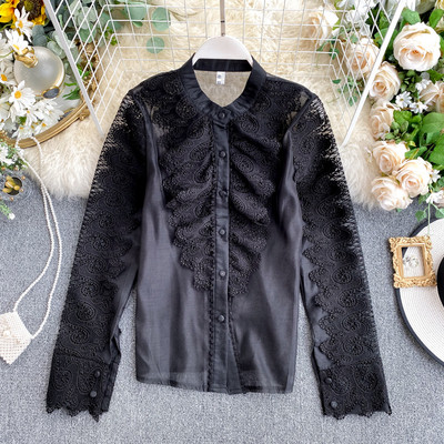 Modern női ing gombokkal és hímzéssel fehér és fekete színben