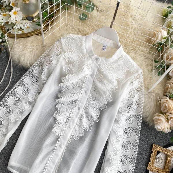 Modern női ing gombokkal és hímzéssel fehér és fekete színben