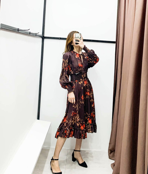 Hosszú szabású ruha elasztikus derékkal és ovális nyakkivágással, barna színben és virágmintával