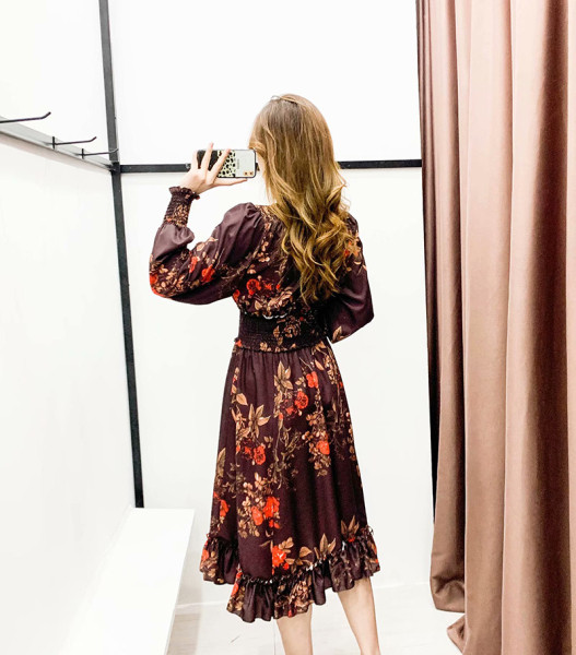 Hosszú szabású ruha elasztikus derékkal és ovális nyakkivágással, barna színben és virágmintával