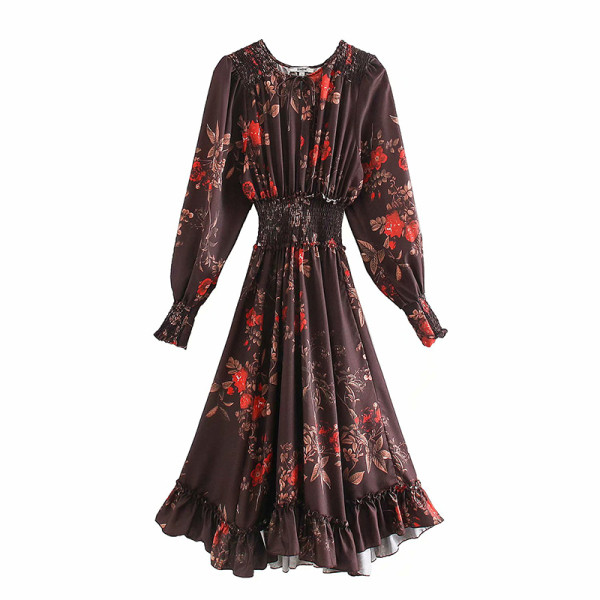 Hosszú szabású ruha elasztikus derékkal és ovális nyakkivágással, barna színben és virágmintával