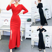 Új modell formális női ruha hosszú ujjal, spitz nyakkivágással és fekete-piros gombokkal