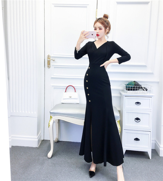 Új modell formális női ruha hosszú ujjal, spitz nyakkivágással és fekete-piros gombokkal