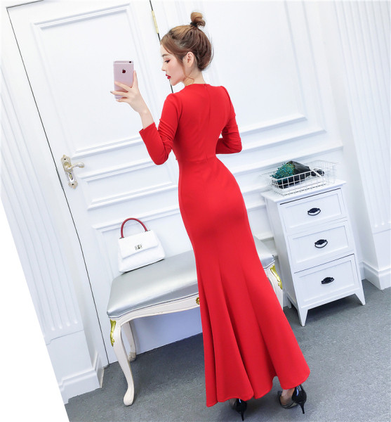 Új modell formális női ruha hosszú ujjal, spitz nyakkivágással és fekete-piros gombokkal