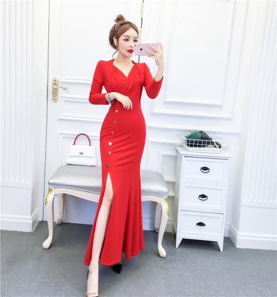 Új modell formális női ruha hosszú ujjal, spitz nyakkivágással és fekete-piros gombokkal