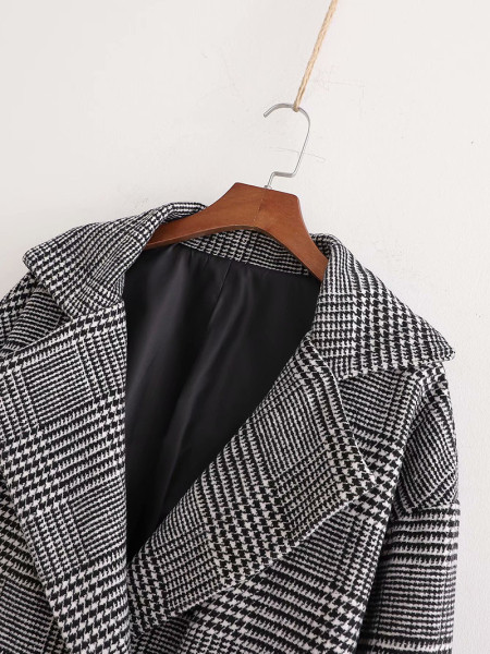 Κομψό καρό παλτό σε γκρίζο χρώμα με κουμπιά και τσέπες