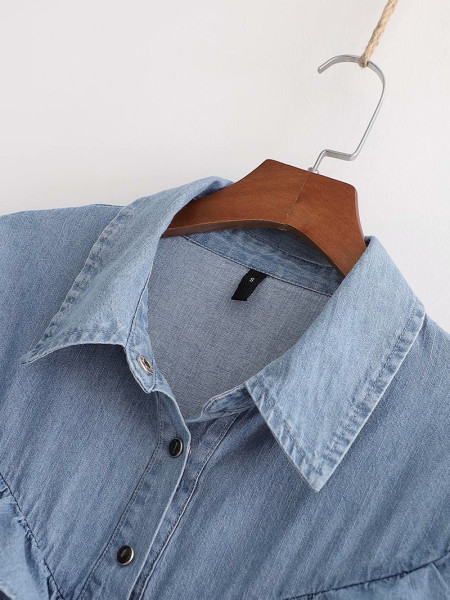 Modern kék farmer ing fürtökkel és klasszikus gallérral