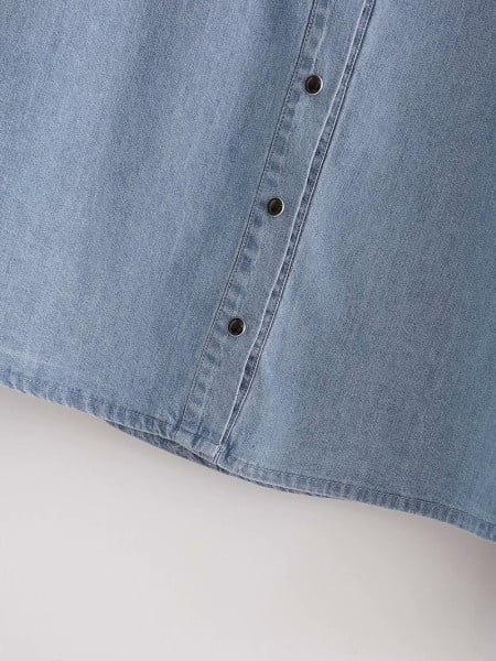 Modern kék farmer ing fürtökkel és klasszikus gallérral