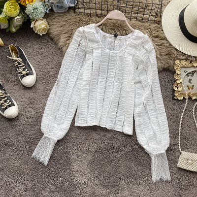 Γυναικεία μπλούζα δαντελλένια σε πράσινο, λευκό και μαύρο χρώμα με στρογγυλή λαιμόκοψη