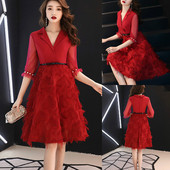 Új modell elegáns női ruha pecsétekkel 3/4 ujjal és övvel piros színben