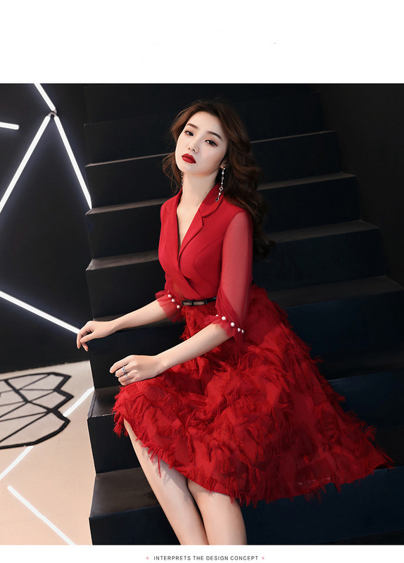 Új modell elegáns női ruha pecsétekkel 3/4 ujjal és övvel piros színben