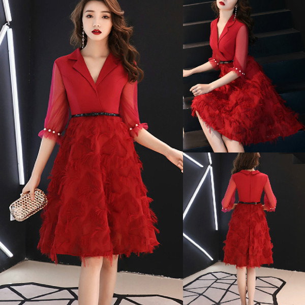 Új modell elegáns női ruha pecsétekkel 3/4 ujjal és övvel piros színben