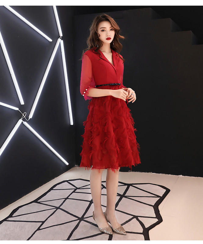 Új modell elegáns női ruha pecsétekkel 3/4 ujjal és övvel piros színben