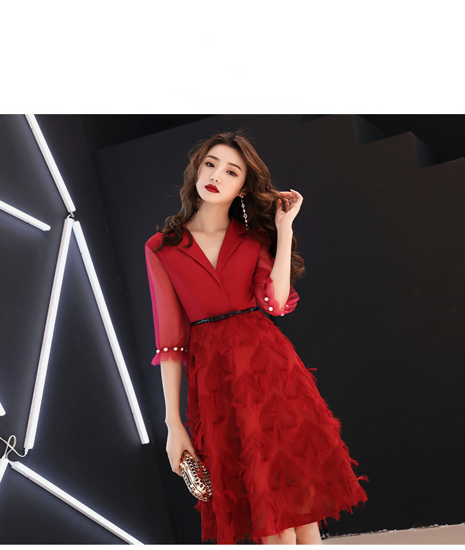 Új modell elegáns női ruha pecsétekkel 3/4 ujjal és övvel piros színben