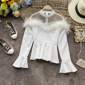 Μοντέρνα γυναικεία μπλούζα σε λευκό και μαύρο χρώμα με στρογγυλή λαιμόκοψη και φούντες