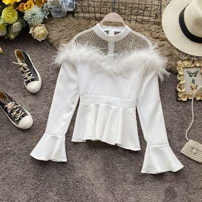 Μοντέρνα γυναικεία μπλούζα σε λευκό και μαύρο χρώμα με στρογγυλή λαιμόκοψη και φούντες