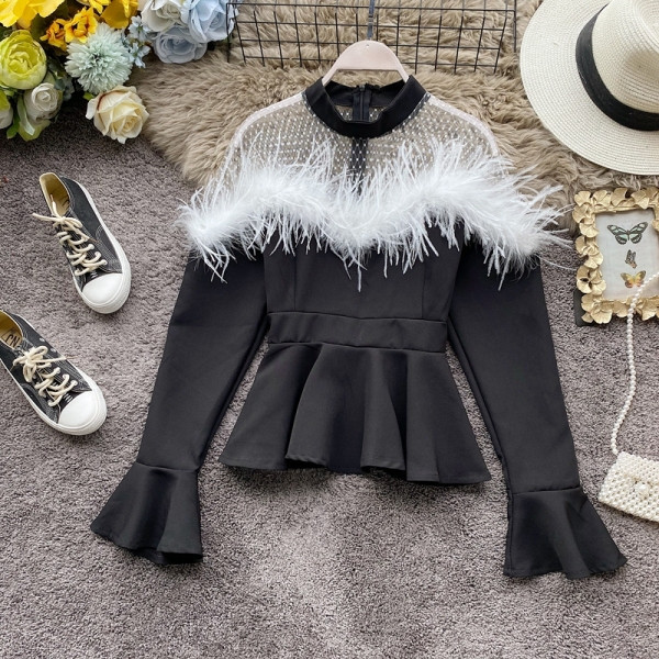 Μοντέρνα γυναικεία μπλούζα σε λευκό και μαύρο χρώμα με στρογγυλή λαιμόκοψη και φούντες