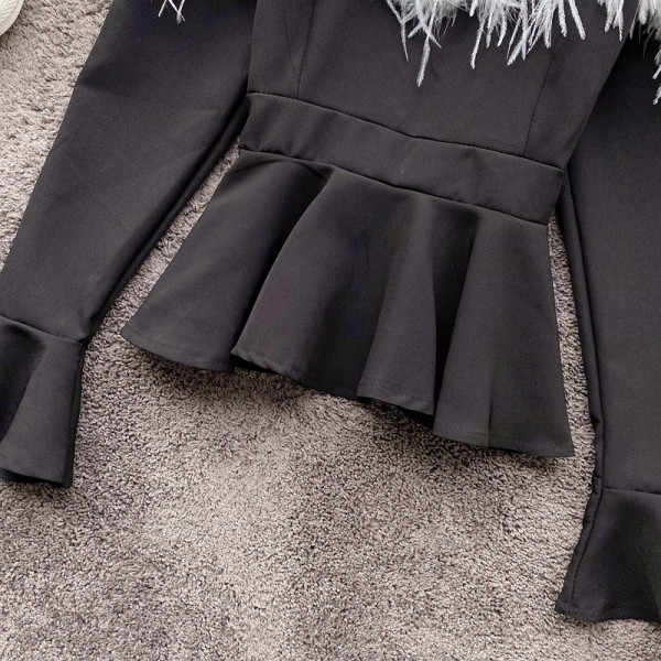 Μοντέρνα γυναικεία μπλούζα σε λευκό και μαύρο χρώμα με στρογγυλή λαιμόκοψη και φούντες