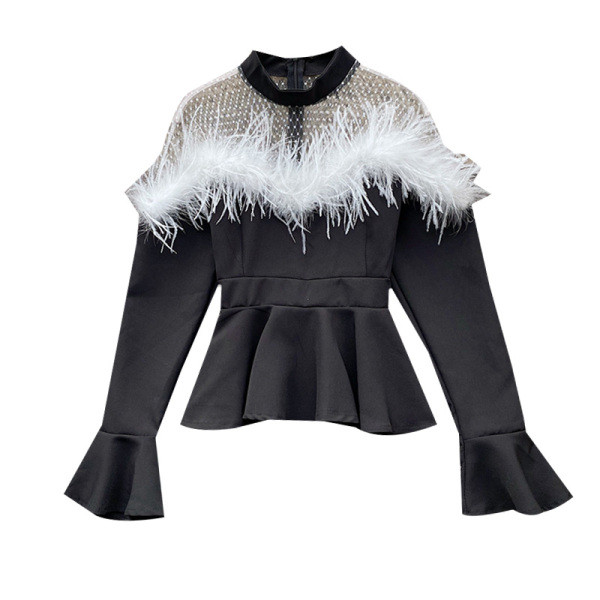 Μοντέρνα γυναικεία μπλούζα σε λευκό και μαύρο χρώμα με στρογγυλή λαιμόκοψη και φούντες