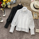 Bluză de damă în alb și negru, cu guler semi-înalt și mâneci lungi