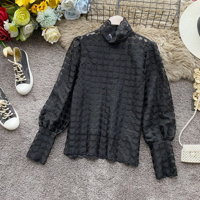 Bluză de damă în alb și negru, cu guler semi-înalt și mâneci lungi