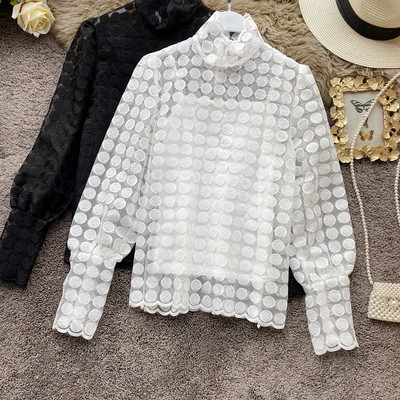 Bluză de damă în alb și negru, cu guler semi-înalt și mâneci lungi