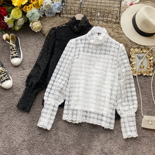 Bluză de damă în alb și negru, cu guler semi-înalt și mâneci lungi