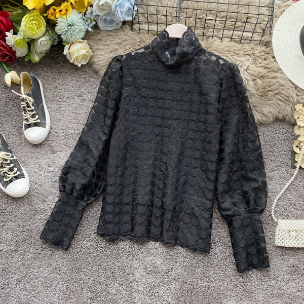 Bluză de damă în alb și negru, cu guler semi-înalt și mâneci lungi