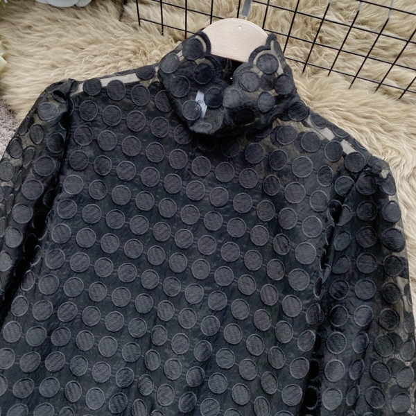 Bluză de damă în alb și negru, cu guler semi-înalt și mâneci lungi