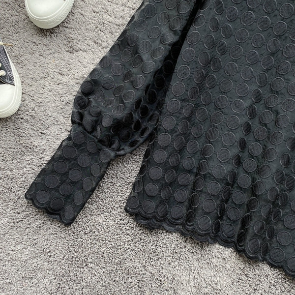 Bluză de damă în alb și negru, cu guler semi-înalt și mâneci lungi