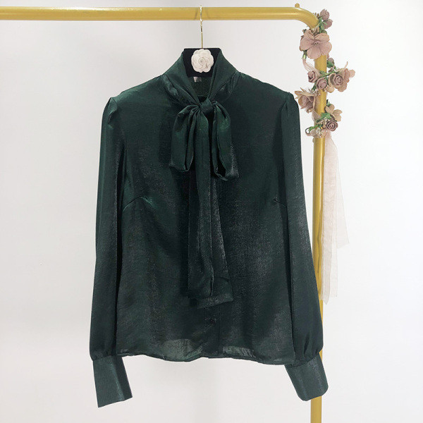 Camasa eleganta din satin de culoare verde cu panglica pe decolteu si nasturi