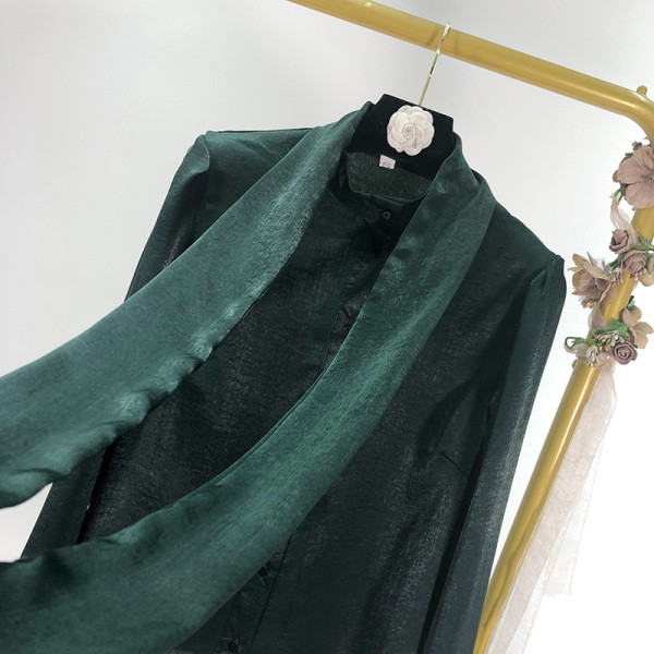 Camasa eleganta din satin de culoare verde cu panglica pe decolteu si nasturi