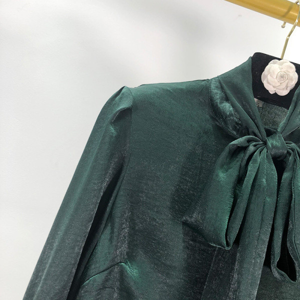 Camasa eleganta din satin de culoare verde cu panglica pe decolteu si nasturi
