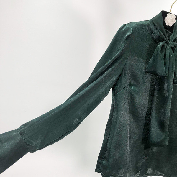 Camasa eleganta din satin de culoare verde cu panglica pe decolteu si nasturi