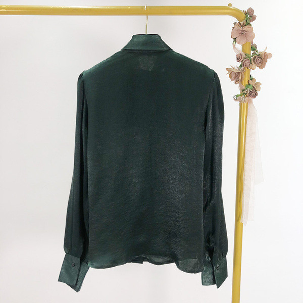 Camasa eleganta din satin de culoare verde cu panglica pe decolteu si nasturi